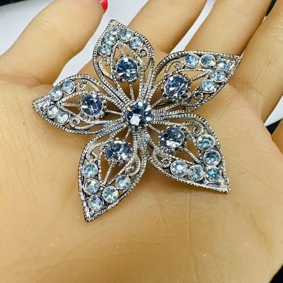 Vintage Blue Rhinestones Filigree Flower Brooch Silver Tone PRETTY 4051 - Picture 2 of 10